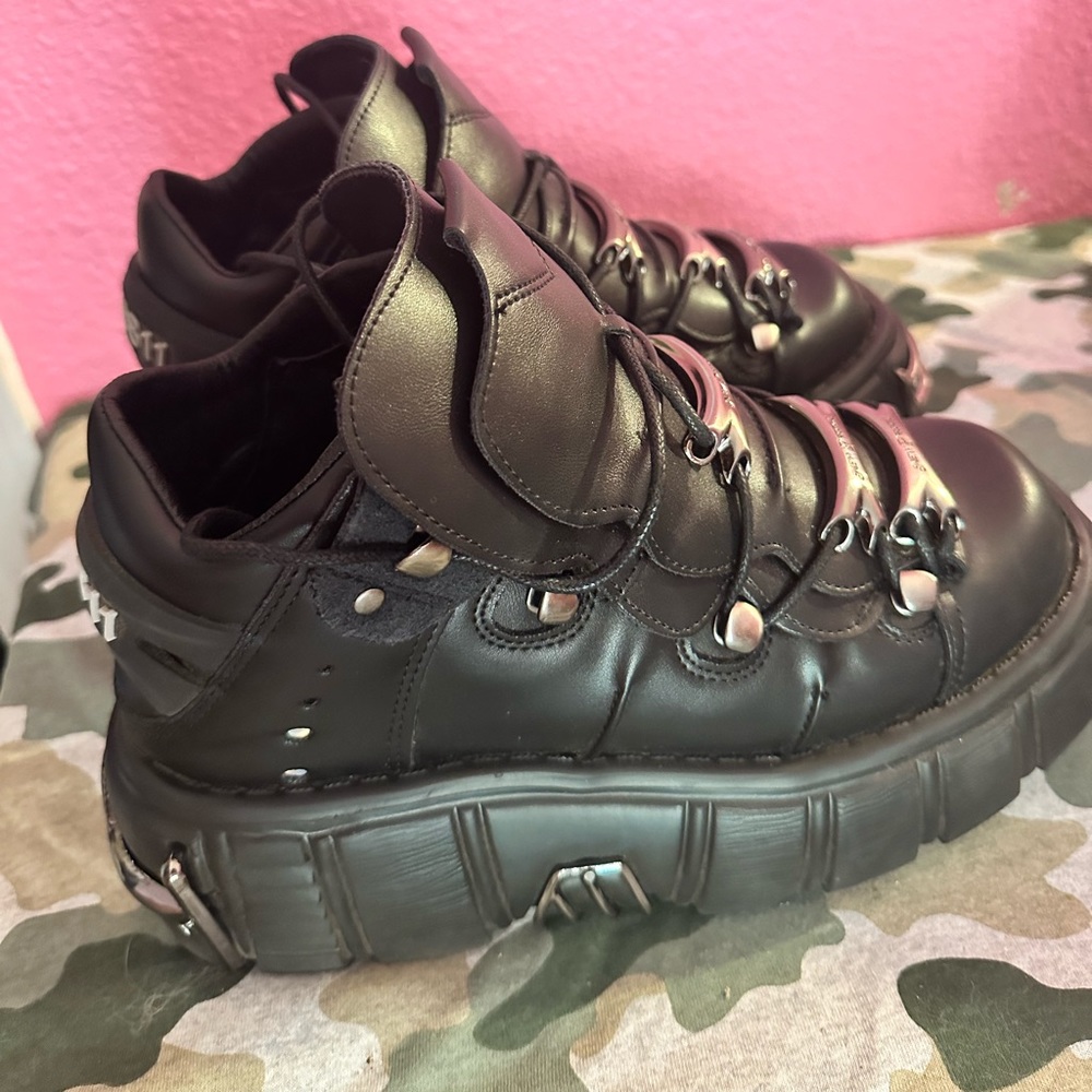 new rock cd-811! worn twice in great condition!unfortunately were too small - Picture 2 of 4